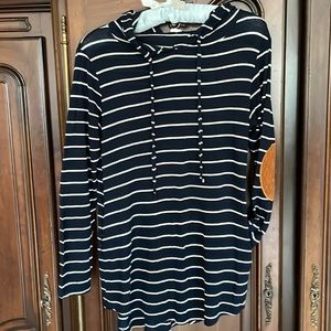 Long sleeve T-shirt with hood, pockets and elbow patches, size medium